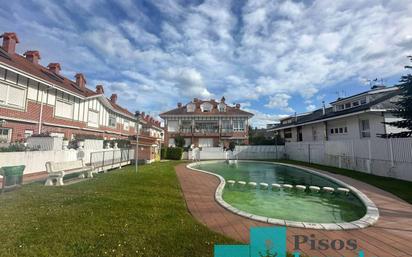 Piscina de Casa o xalet en venda en Laredo amb Calefacció, Jardí privat i Terrassa