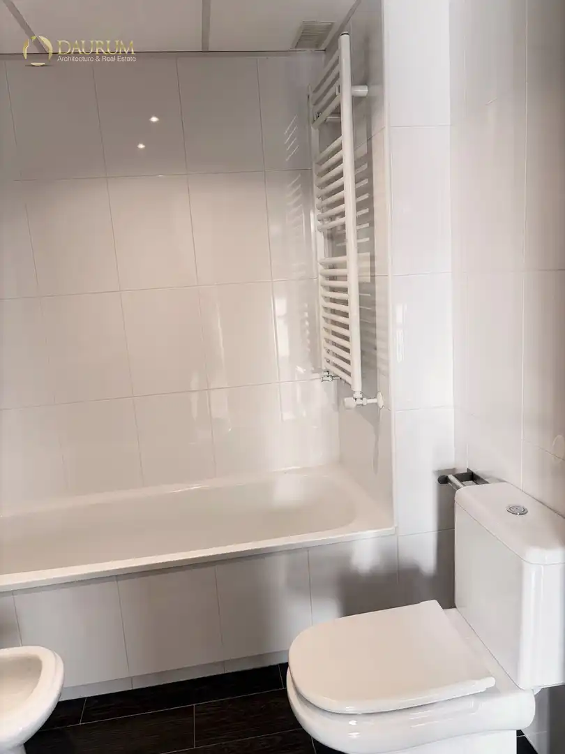 Bany de Pis en venda en Alicante / Alacant amb Aire condicionat, Calefacció i Piscina