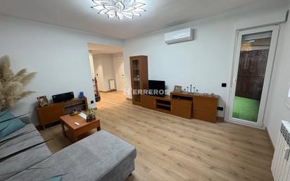 Living room of Flat for sale in  Logroño  with Air Conditioner, Heating and Parquet flooring