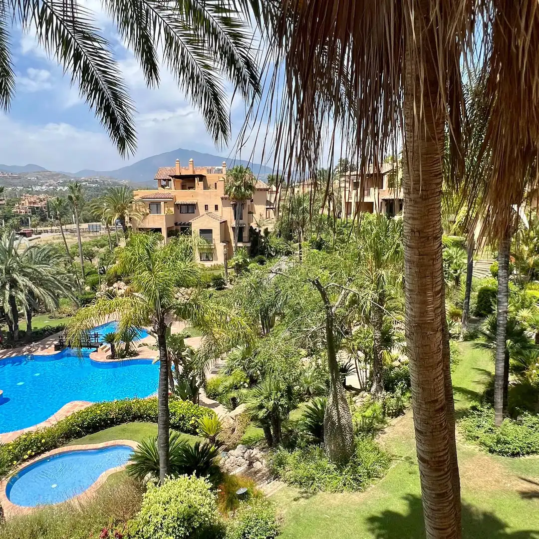 Außenansicht von Dachboden zur Miete in Estepona mit Klimaanlage, Terrasse und Schwimmbad