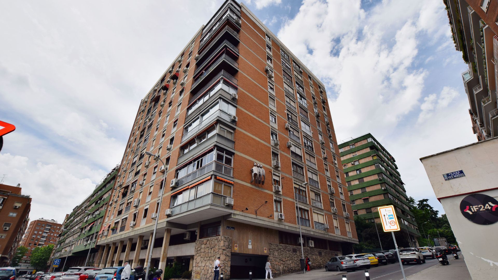 Vista exterior de Pis en venda en  Madrid Capital amb Calefacció, Terrassa i Piscina comunitària