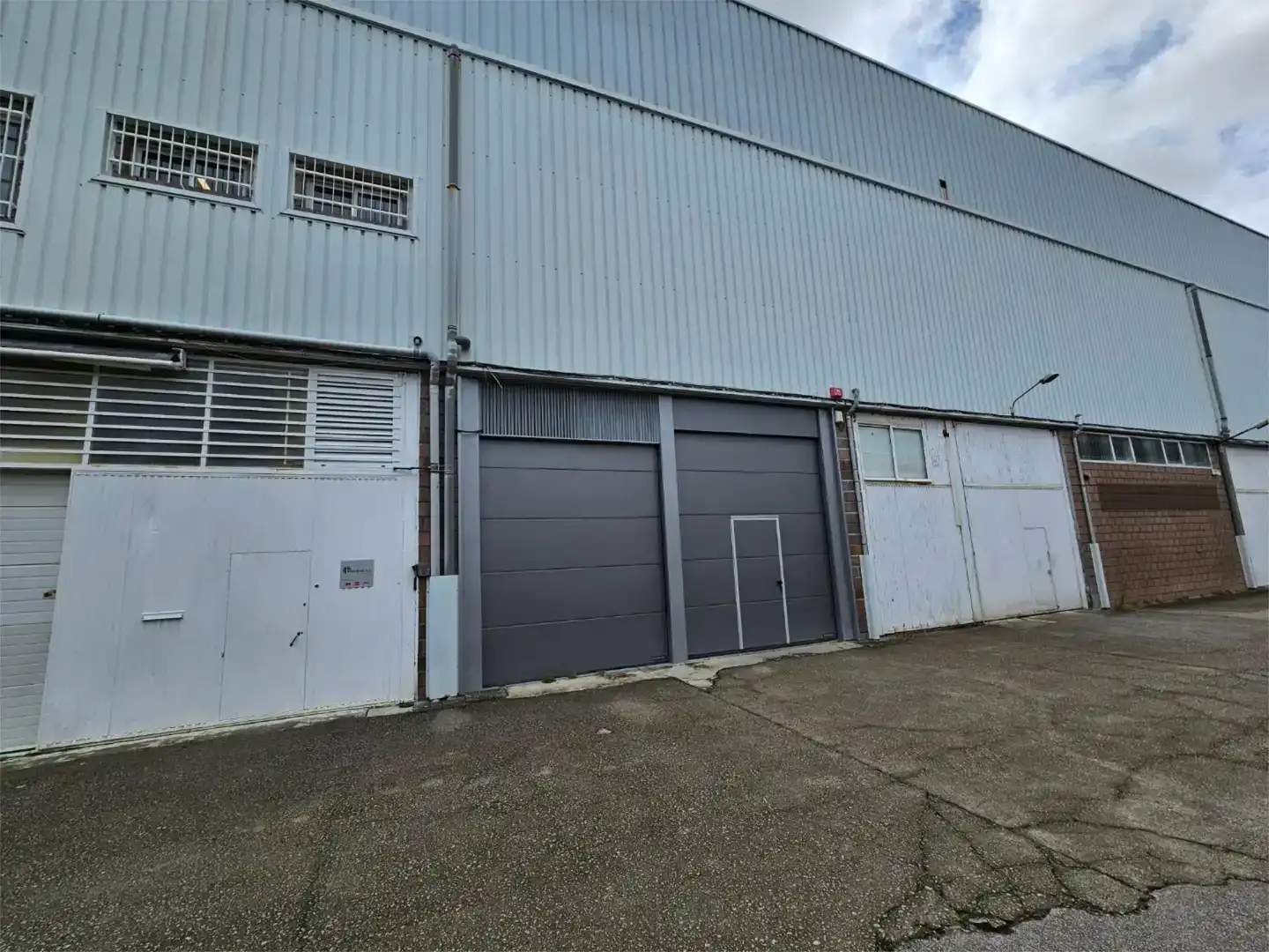 Vista exterior de Nau industrial en venda en Vigo 