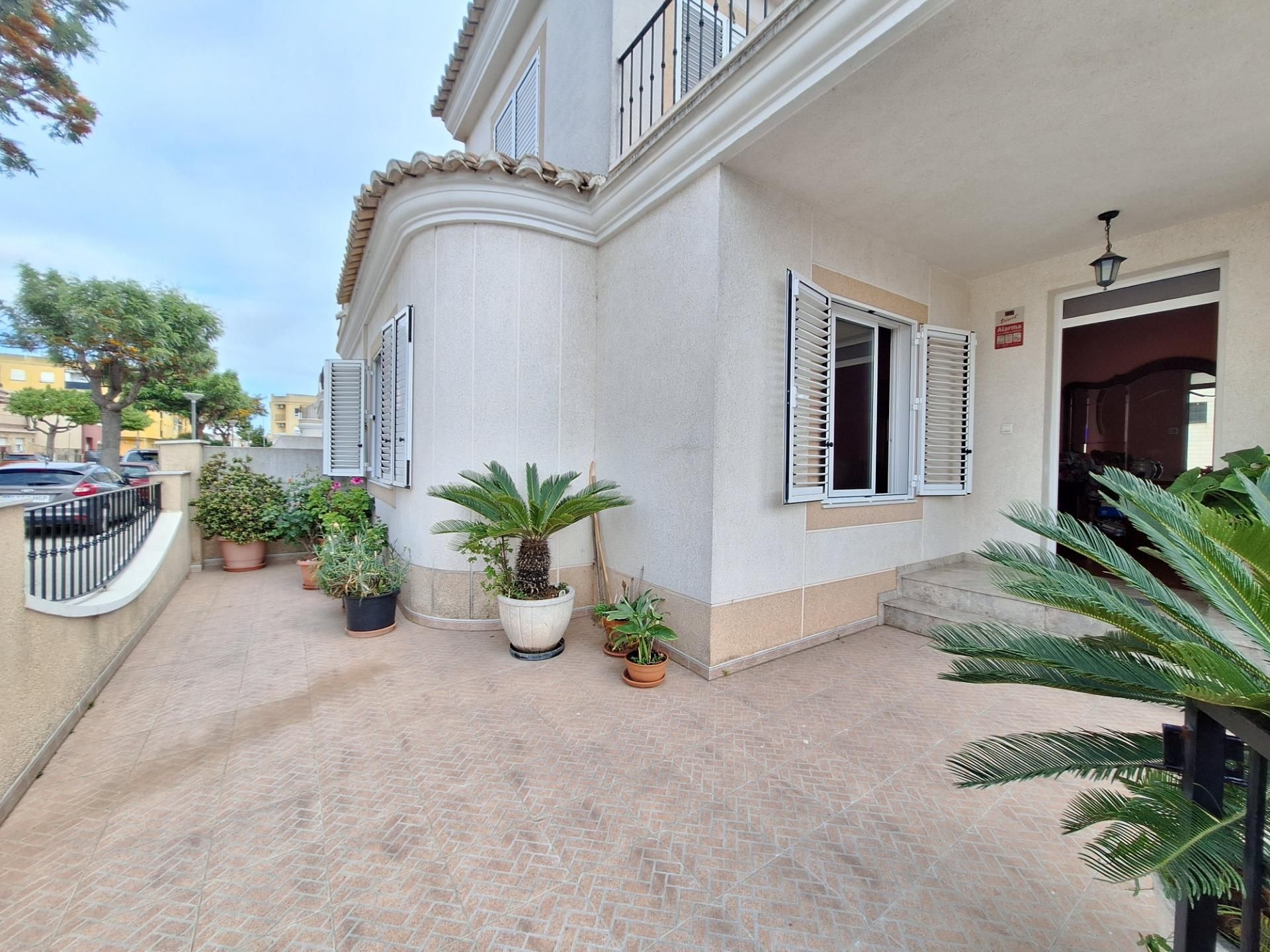 Vista exterior de Casa adosada en venta en Polinyà de Xúquer con Terraza
