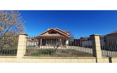 Vista exterior de Casa o xalet en venda en Gradefes amb Terrassa