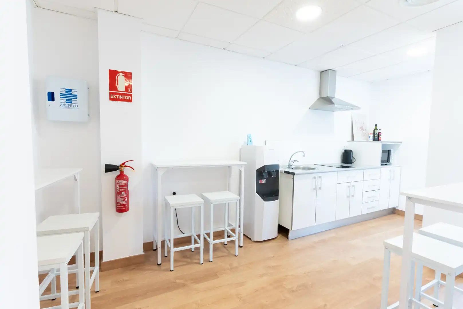 Küche von Büro zur Miete in Málaga mit Klimaanlage, Heizung und Möbliert