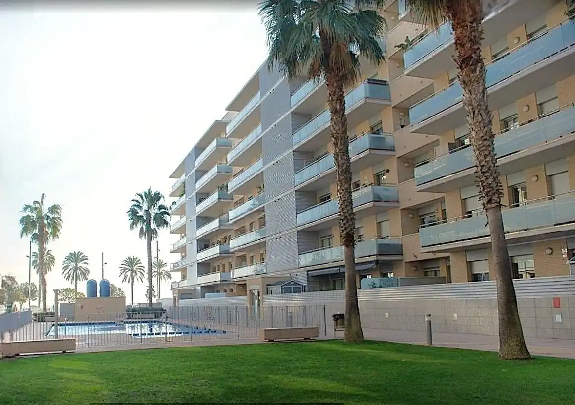 Außenansicht von Wohnung zum Verkauf in Badalona mit Klimaanlage, Heizung und Parkett