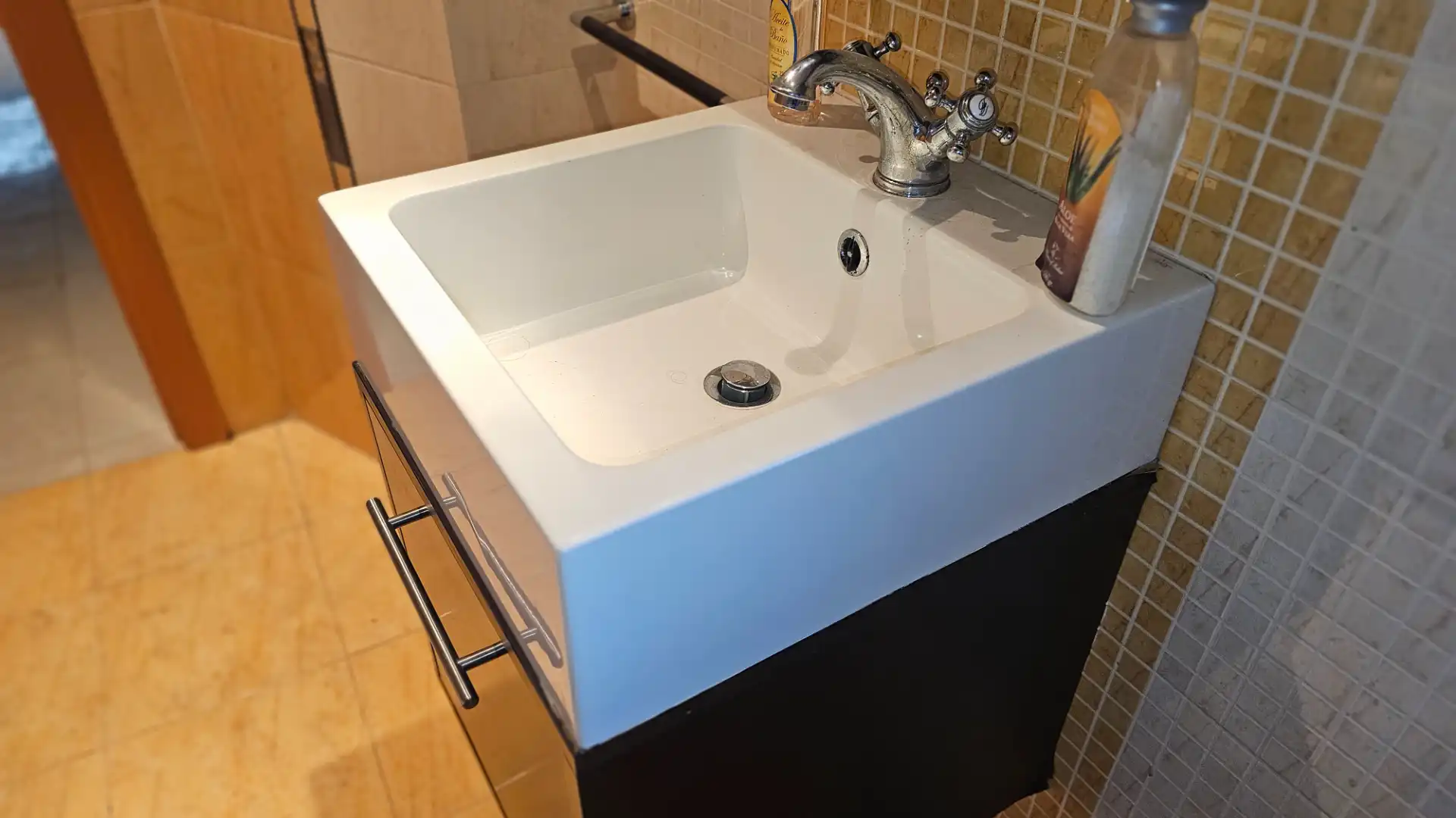 Bathroom of Flat for sale in La Algaba  with Air Conditioner, Terrace and Storage room