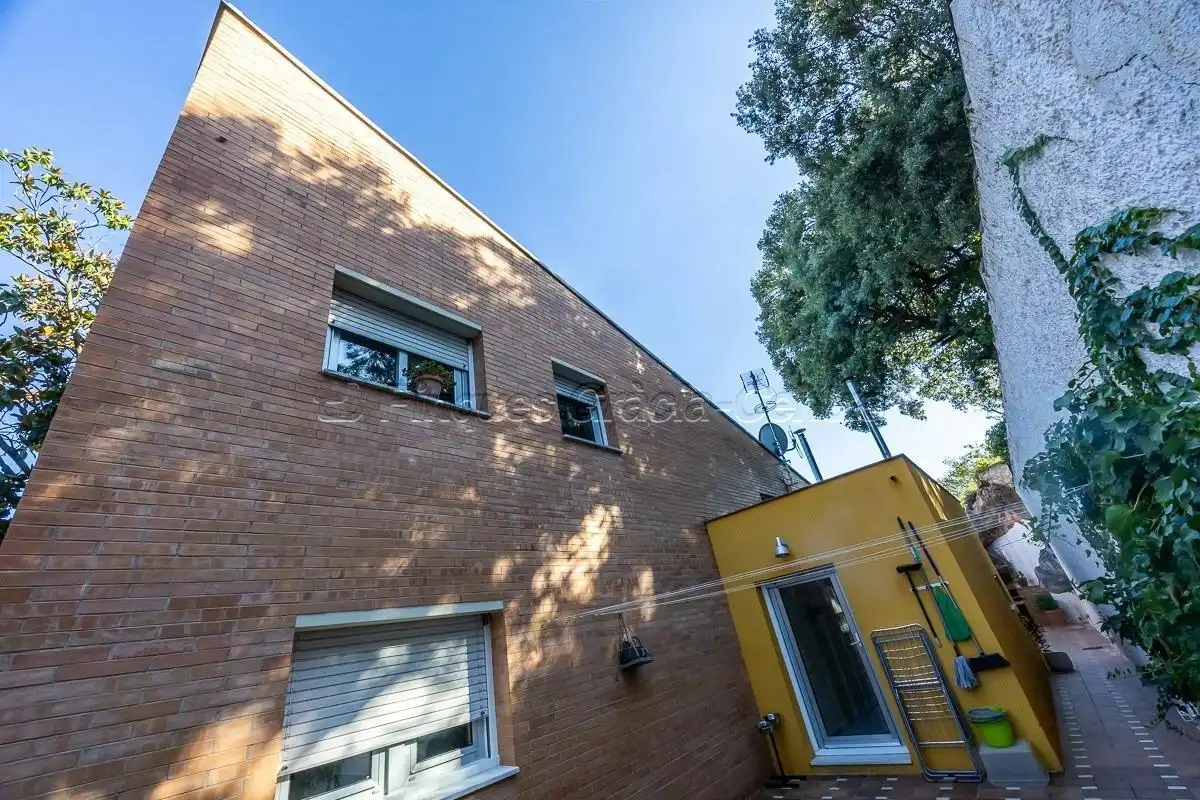 Vista exterior de Casa o xalet en venda en Castellar del Vallès amb Calefacció, Jardí privat i Terrassa