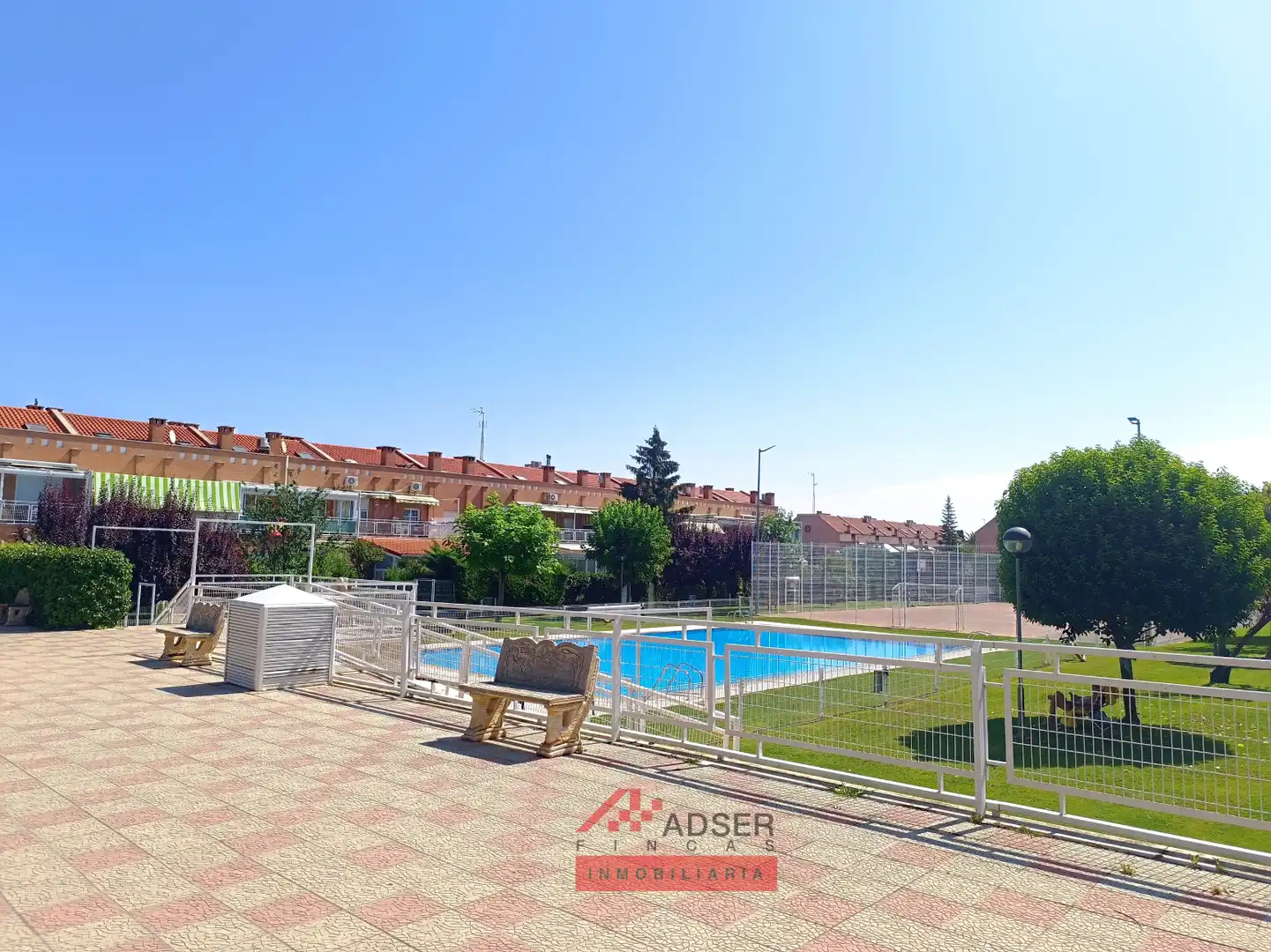 Piscina de Casa adosada en venda en Lardero amb Aire condicionat, Calefacció i Jardí privat