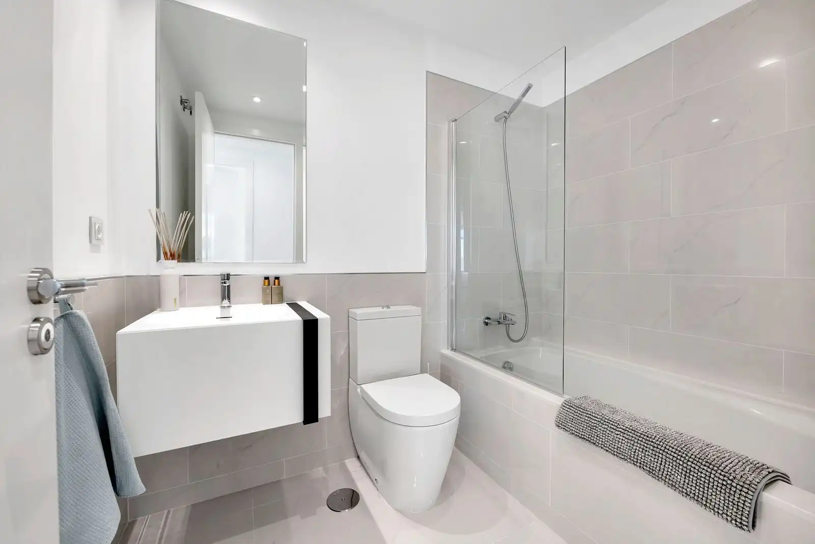 Baño de Apartamento en venta en Estepona con Terraza, Trastero y Amueblado