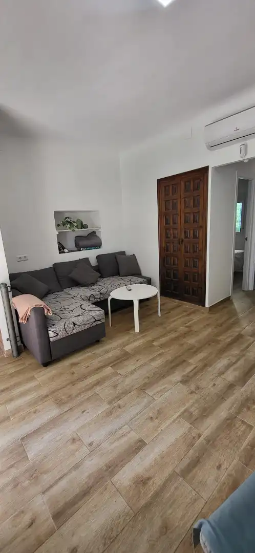 Sala d'estar de Casa adosada en venda en Vélez-Málaga amb Aire condicionat, Terrassa i Moblat