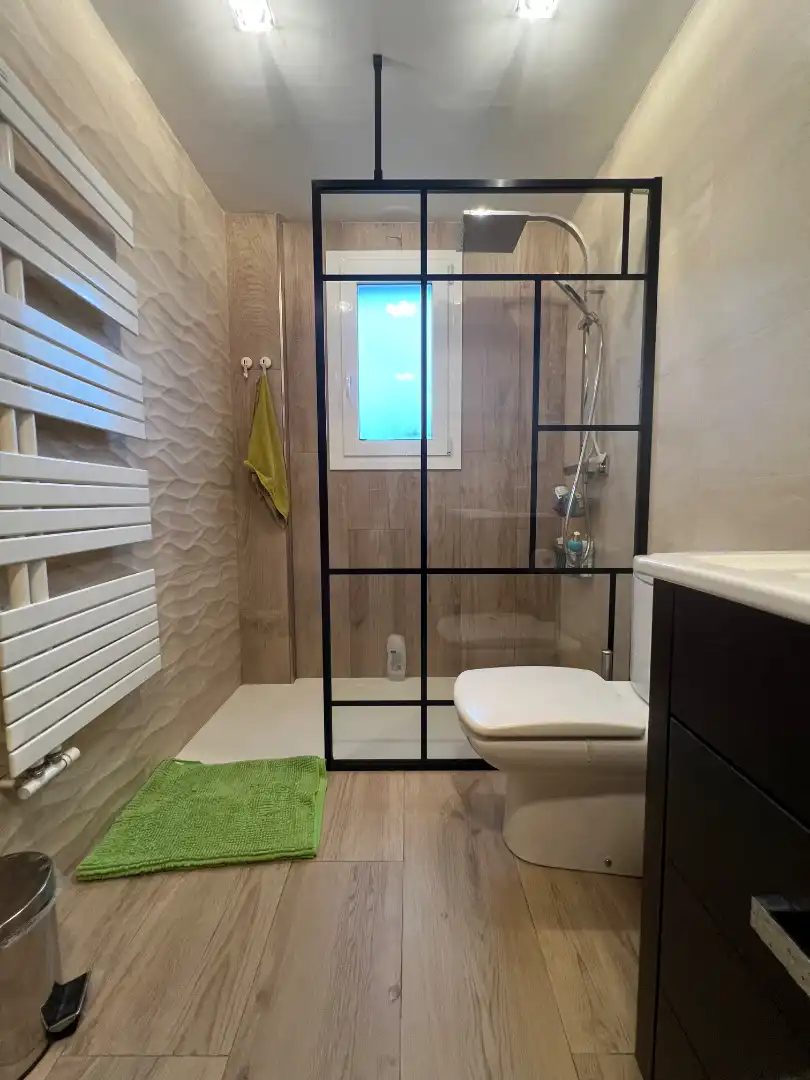 Badezimmer von Dachboden zum Verkauf in Salou mit Klimaanlage, Heizung und Privatgarten