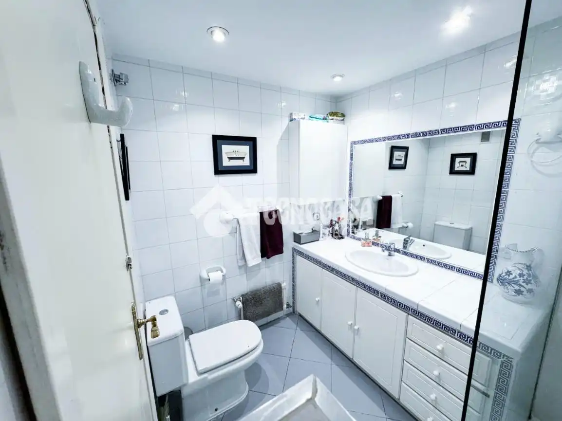 Baño de Piso en venta en Madrid con Calefacción, Parquet y Terraza