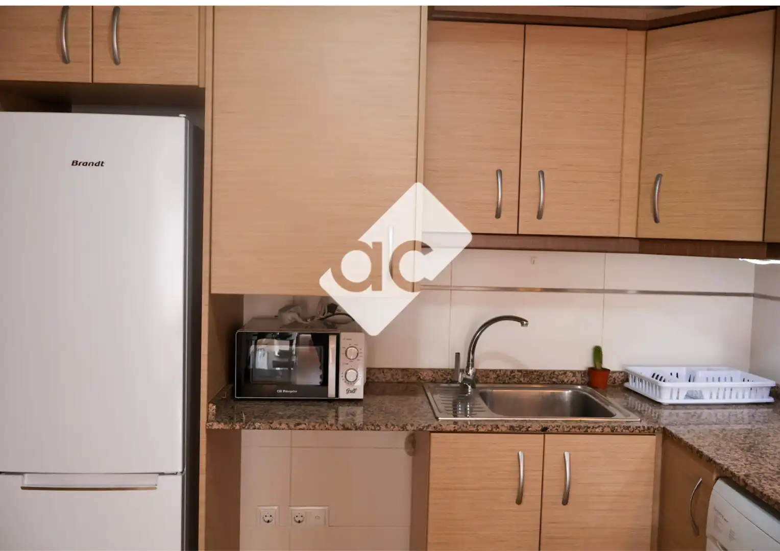 Cuina de Loft de lloguer en Valencia amb Moblat, Forn i Rentadora