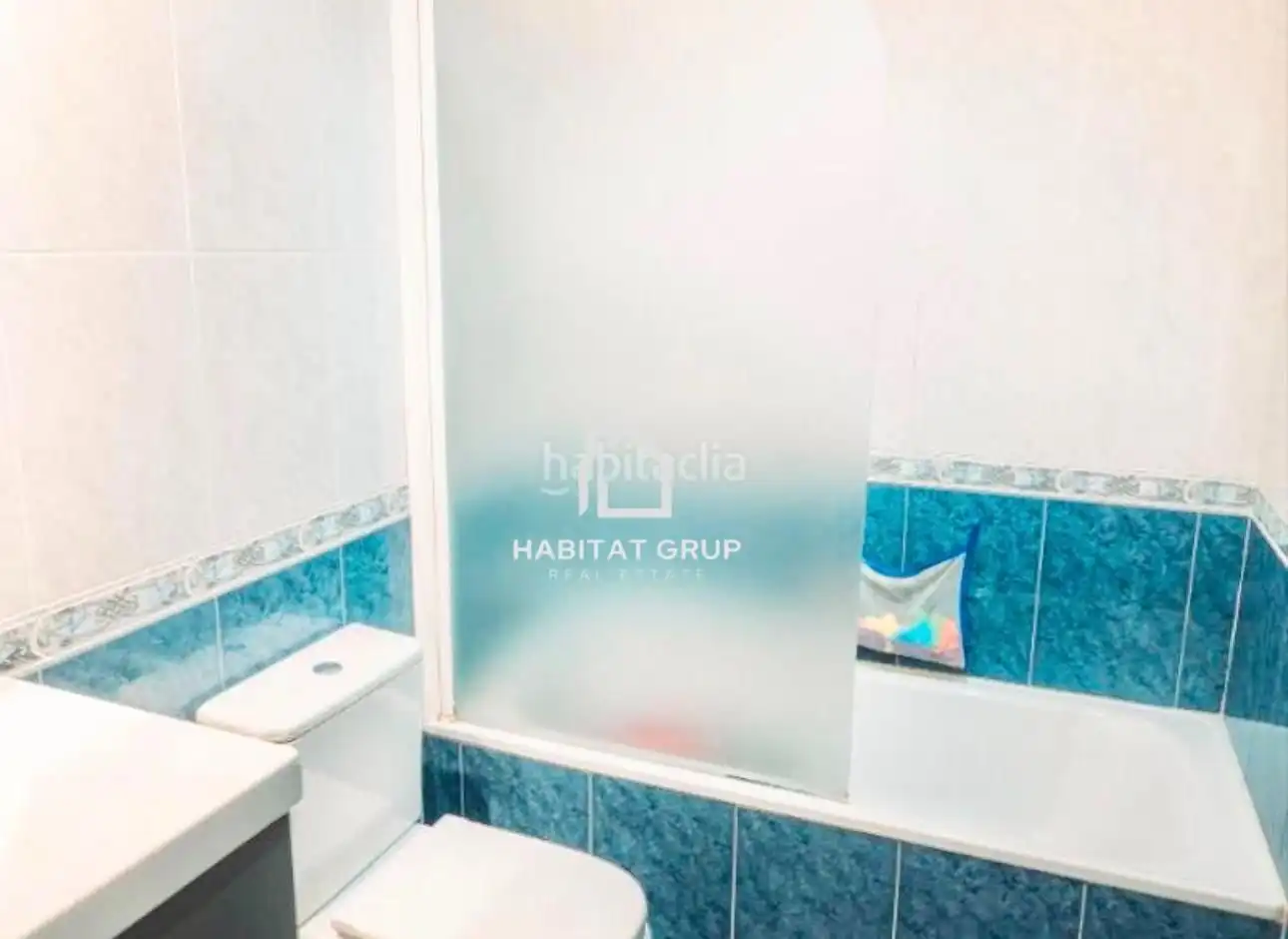 Baño de Dúplex en venta en Girona con Calefacción, Terraza y Trastero