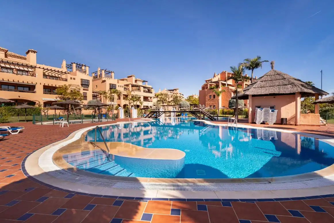 Vista exterior de Apartament en venda en Estepona amb Aire condicionat, Calefacció i Jardí privat