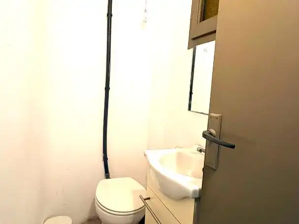Bany de Local en venda en Barcelona amb Moblat i Alarma