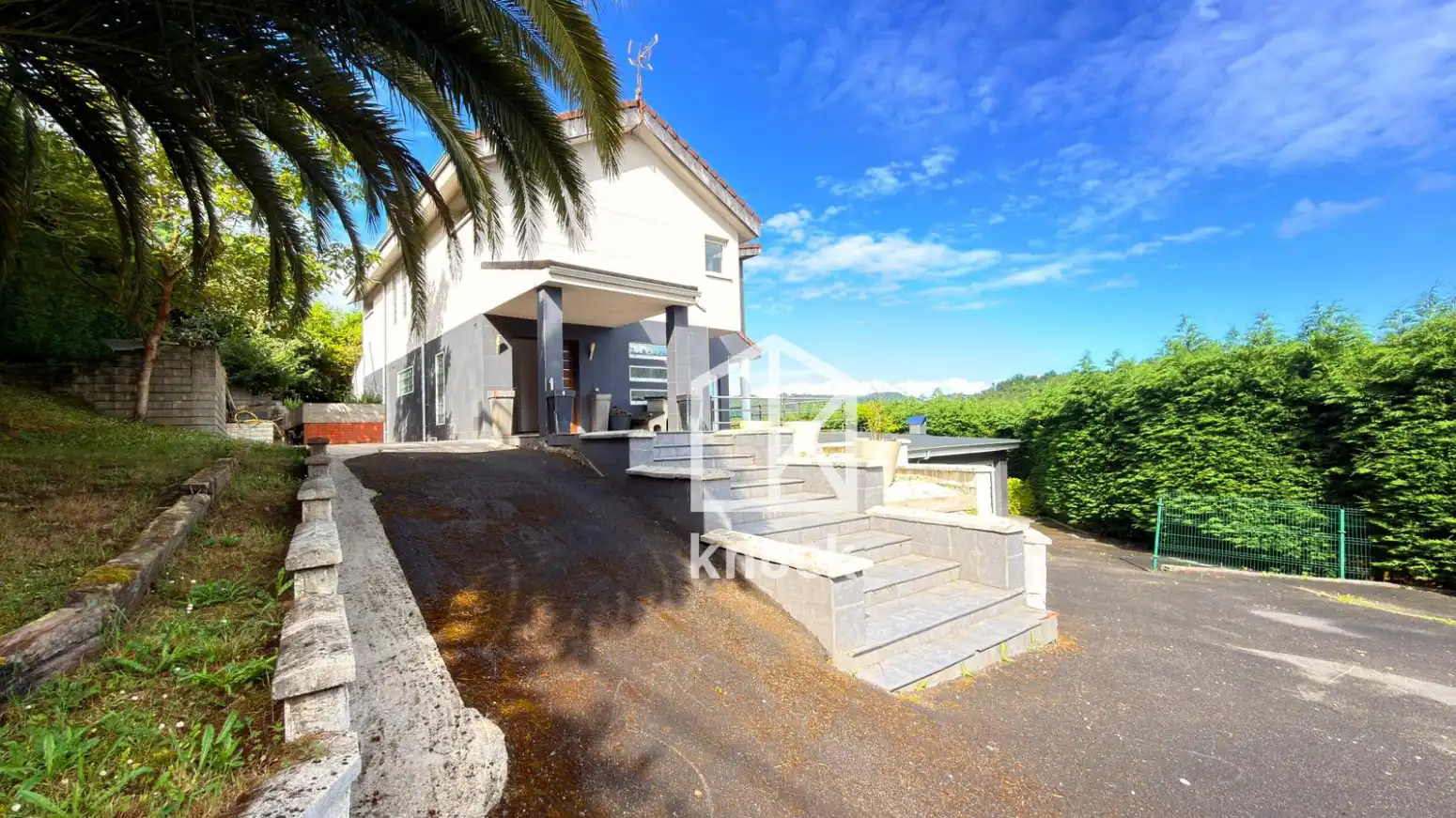 Vista exterior de Casa o xalet en venda en Oviedo  amb Calefacció, Parquet i Terrassa