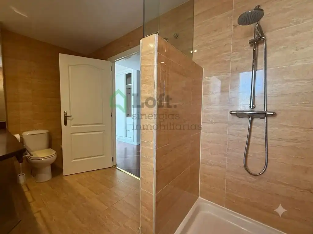 Badezimmer von Dachboden zur Miete in Badajoz mit Klimaanlage, Privatgarten und Terrasse