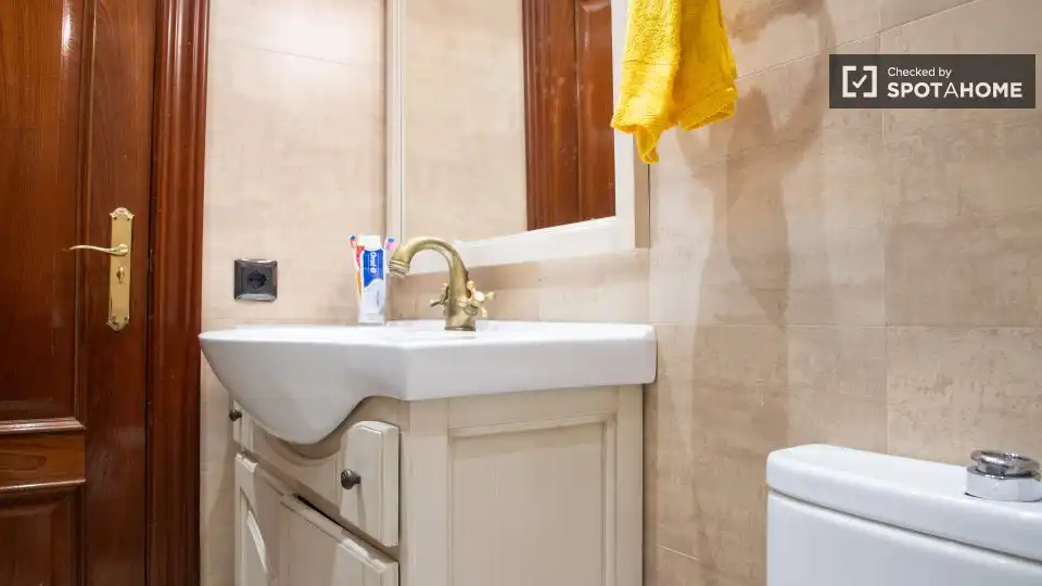Bathroom of Flat for share in Madrid  with Air Conditioner, Heating and Terrace