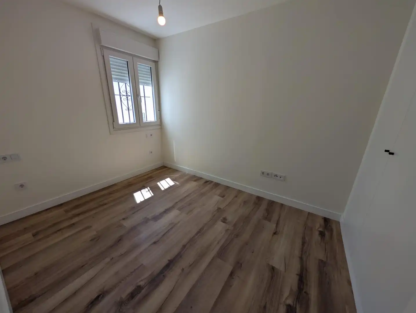 Schlafzimmer von Wohnung zur Miete in Sevilla mit Klimaanlage, Heizung und Balkon
