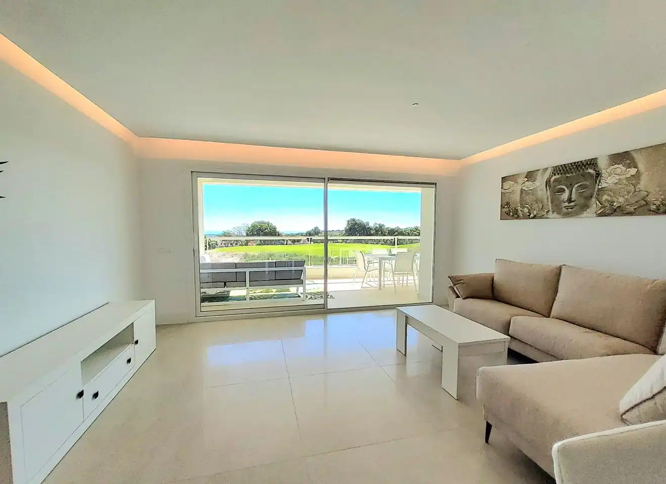 Sala de estar de Apartamento en venta en Sotogrande con Aire acondicionado, Terraza y Amueblado