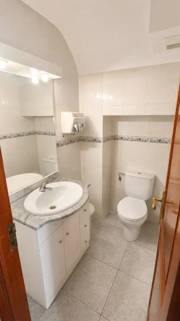 Baño de Dúplex en venta en La Bisbal d'Empordà con Terraza, Balcón y Internet