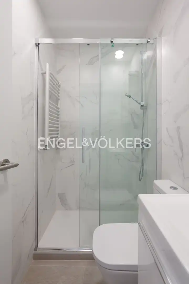 Baño de Piso de alquiler en Madrid con Calefacción y Jardín privado