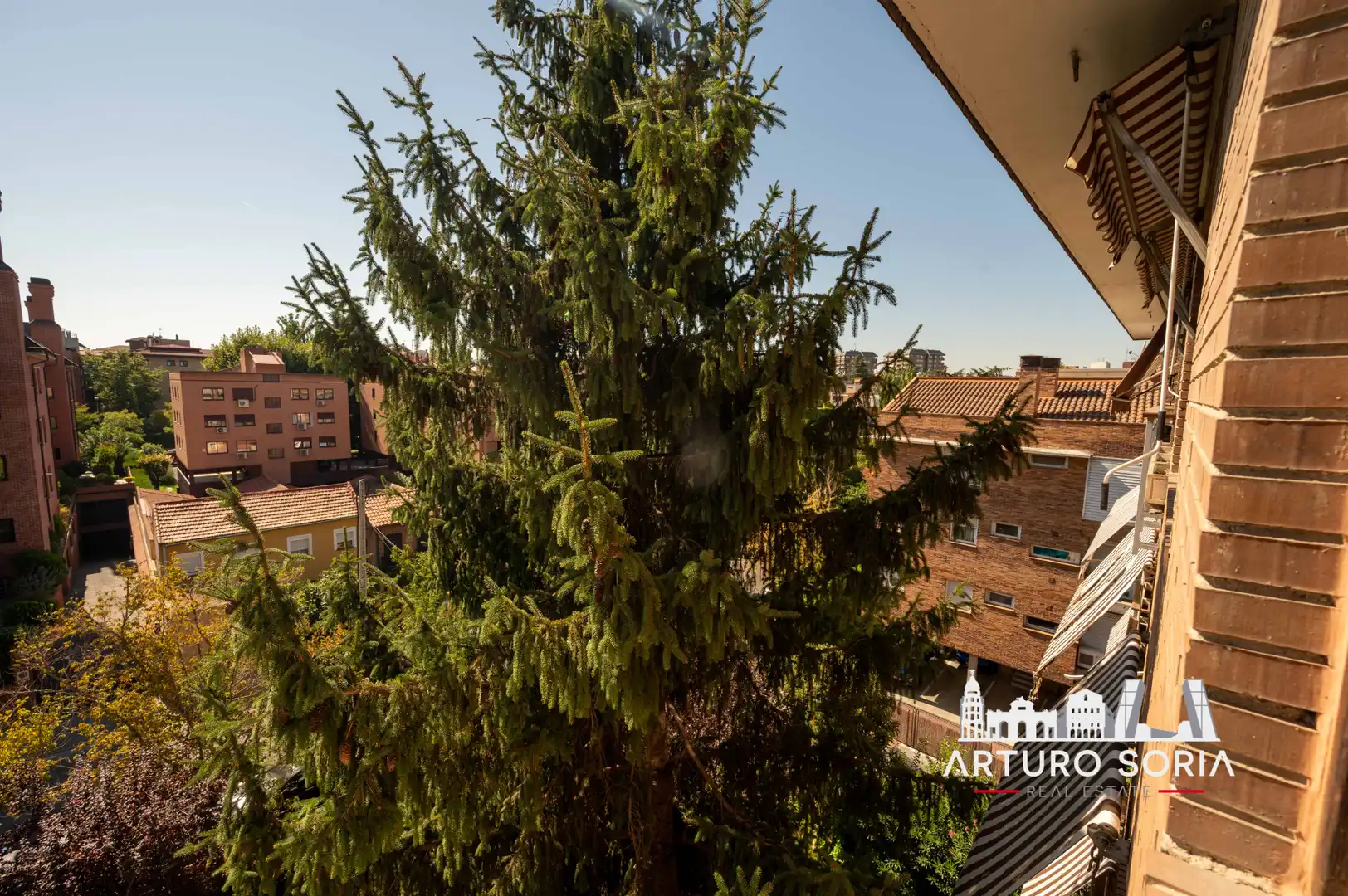 Vista exterior de Dúplex en venda en Madrid amb Piscina comunitària