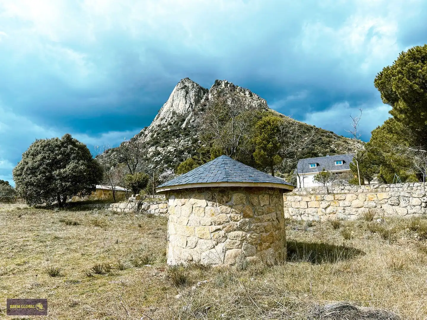 Vista exterior de Casa o xalet en venda en La Cabrera amb Jardí privat, Terrassa i Traster