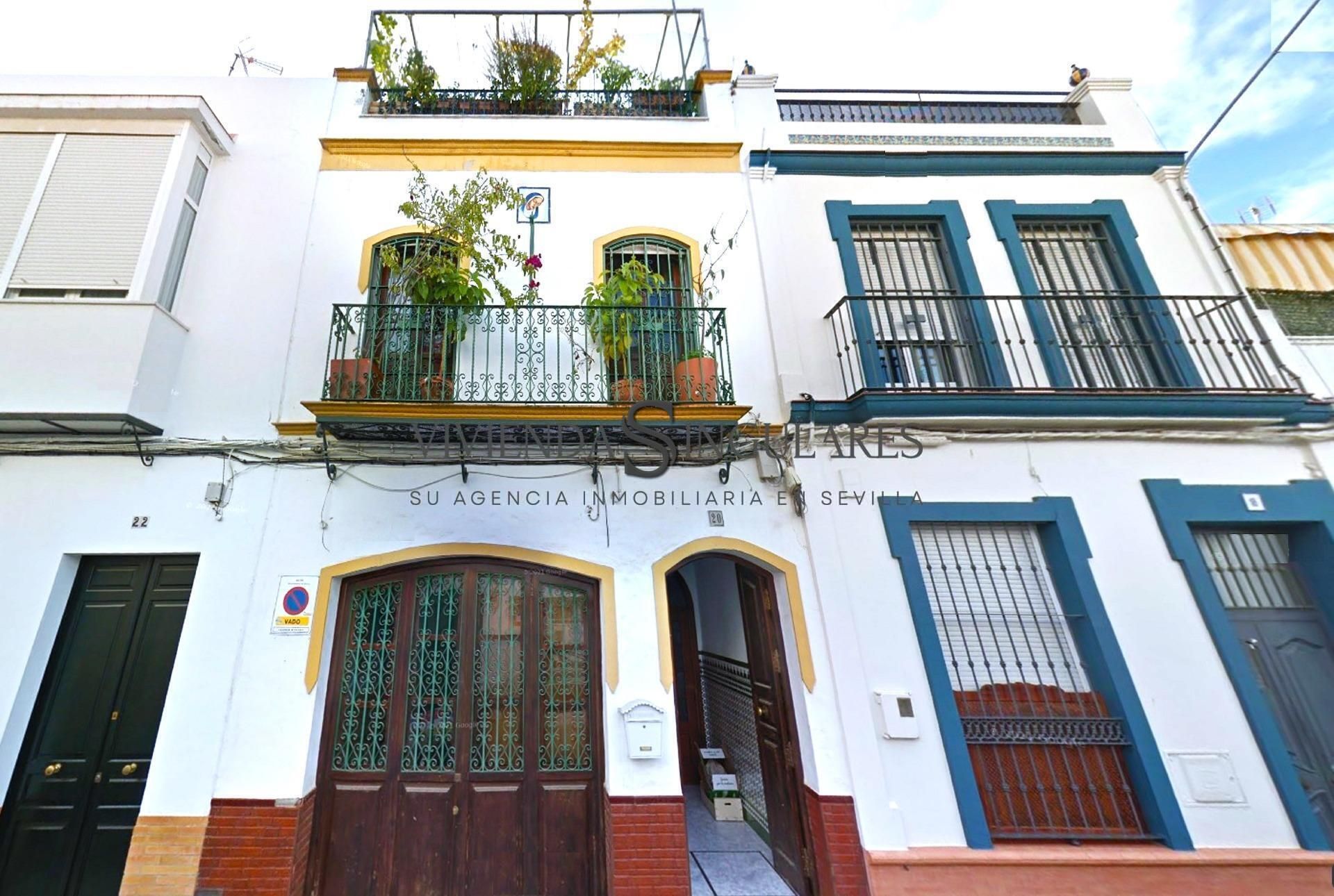 Exterior view of House or chalet for sale in  Sevilla Capital  with Terrace and Balcony