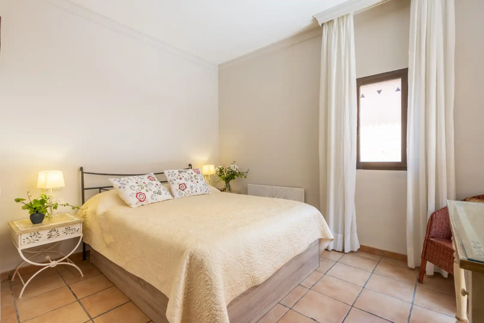Schlafzimmer von Dachboden zum Verkauf in Estepona mit Abstellraum, Schwimmbad und Whirlpool