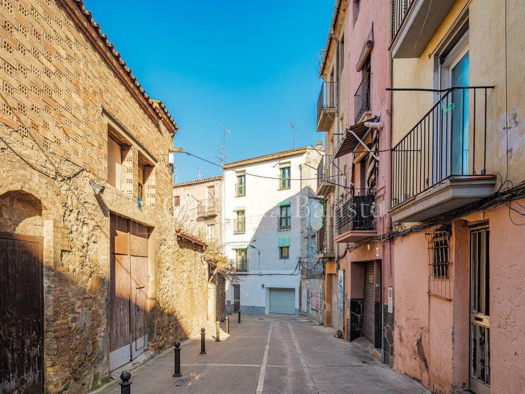 Vista exterior de Edifici en venda en Manresa
