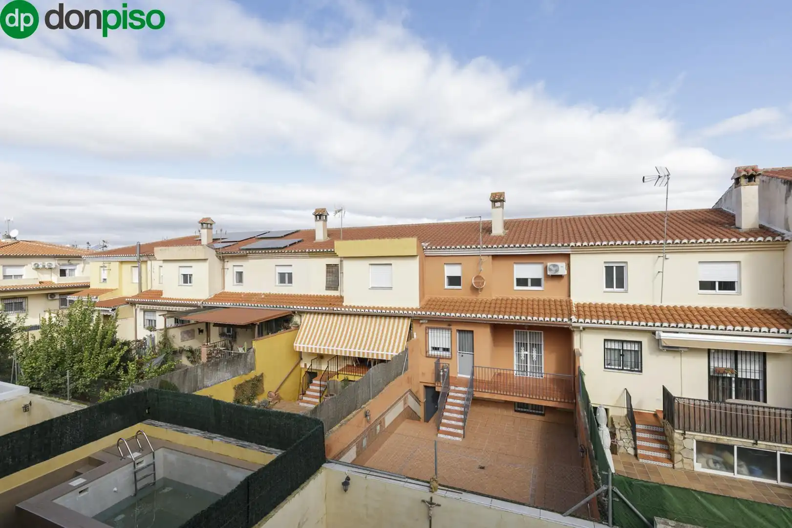 Vista exterior de Casa adosada en venta en Vegas del Genil con Terraza y Piscina comunitaria