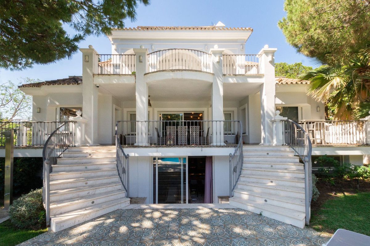 Vista exterior de Casa o xalet de lloguer en Marbella amb Aire condicionat, Jardí privat i Piscina