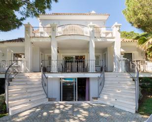 Vista exterior de Casa o xalet de lloguer en Marbella amb Aire condicionat, Jardí privat i Piscina