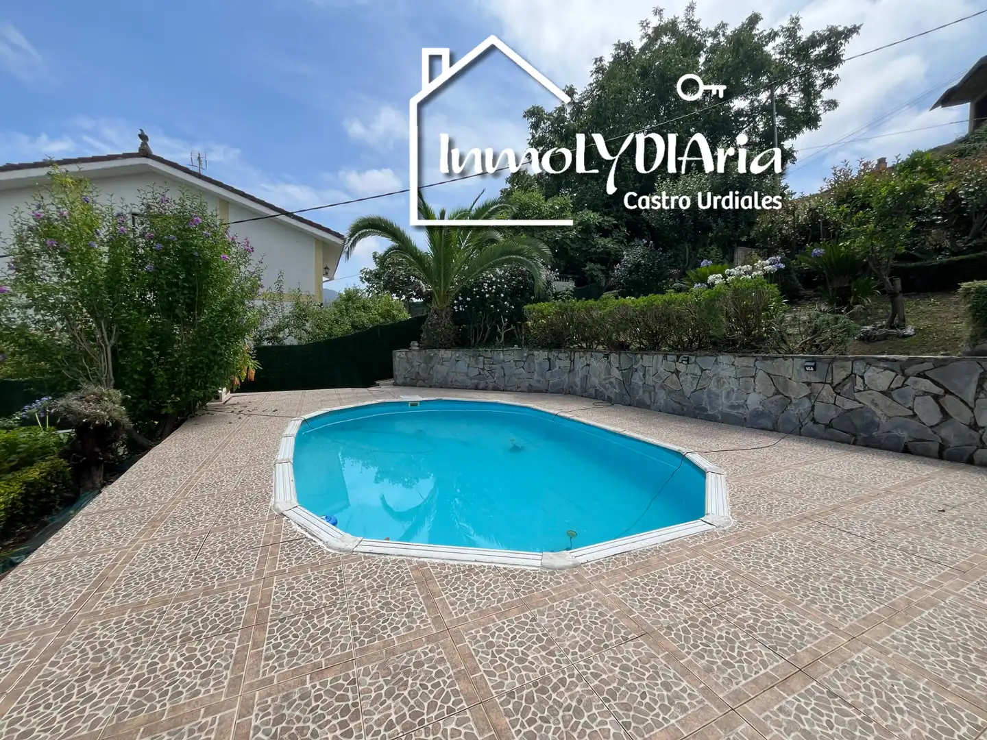 Vista exterior de Casa o xalet en venda en Castro-Urdiales amb Aire condicionat, Calefacció i Jardí privat