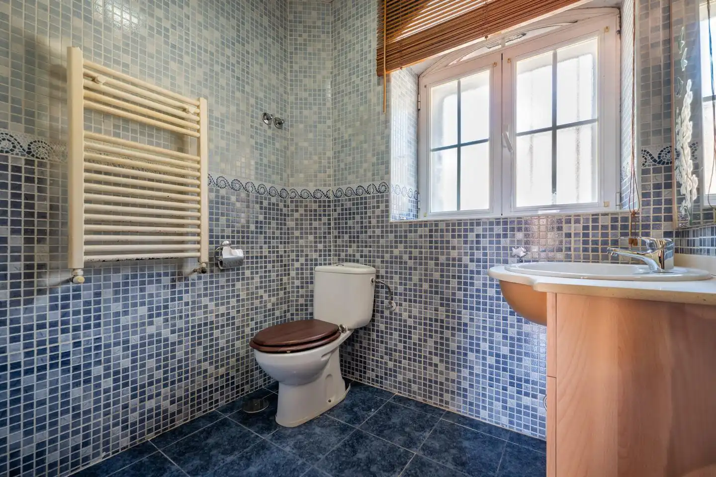 Badezimmer von Erdgeschoss zum Verkauf in Ávila mit Heizung, Privatgarten und Terrasse