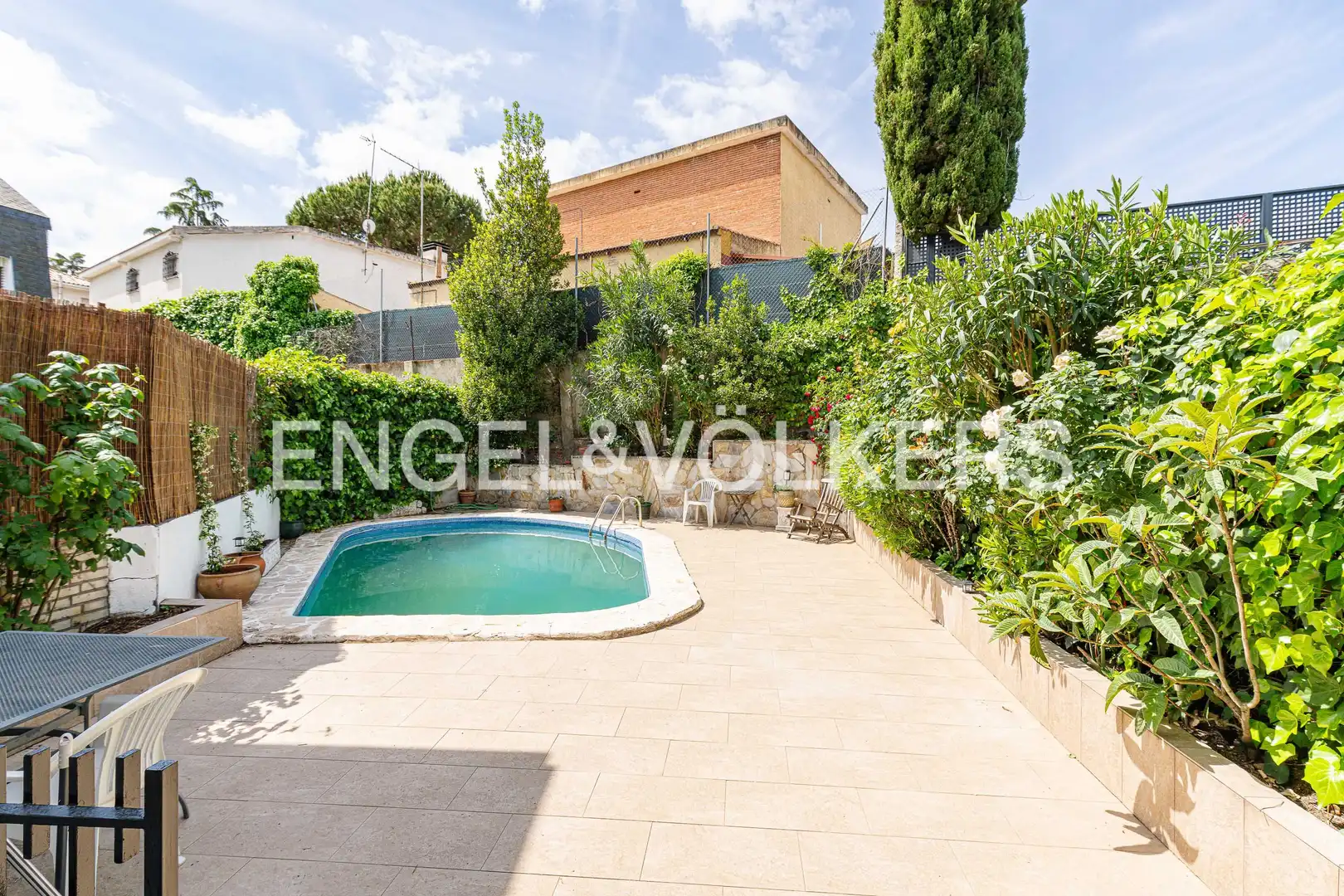 Adosado con piscina en venta en Pueblo