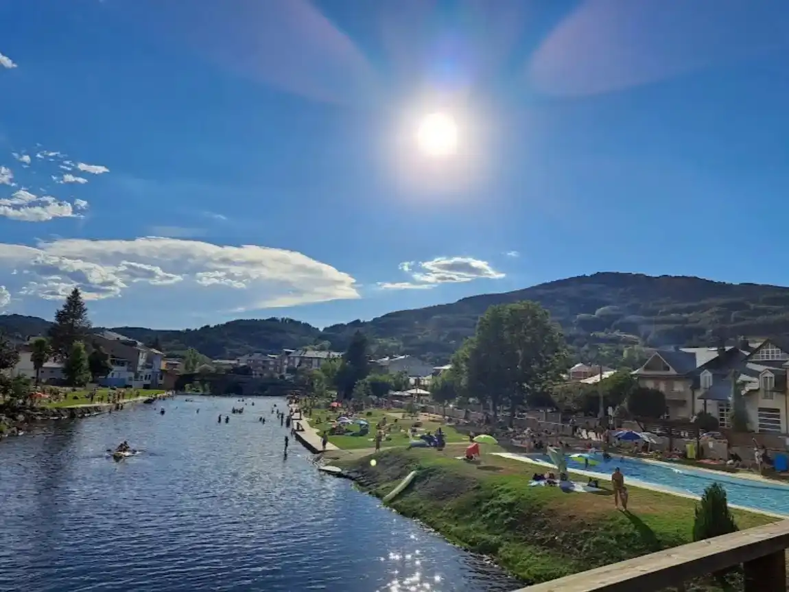 Vista exterior de Pis en venda en Vega de Espinareda amb Balcó