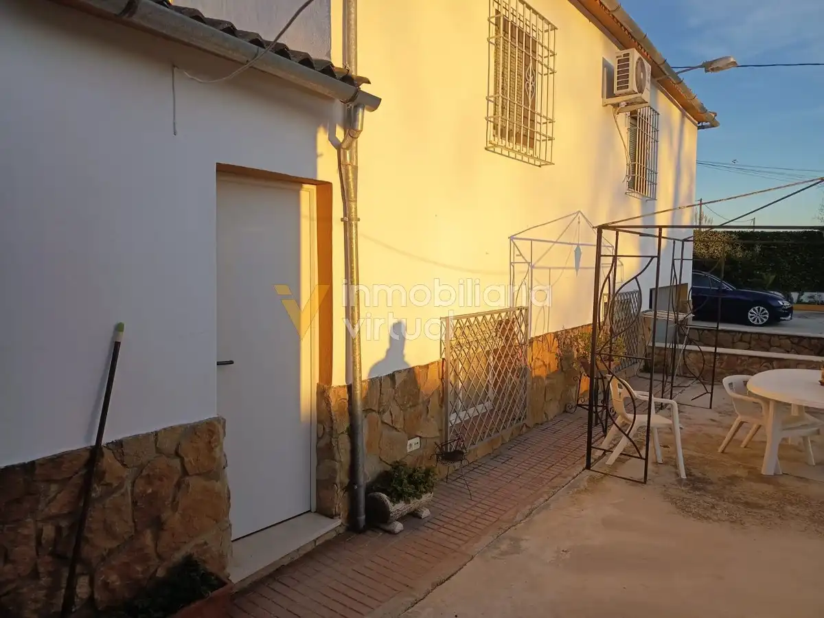Vista exterior de Casa o chalet en venta en Lucena con Piscina y Amueblado