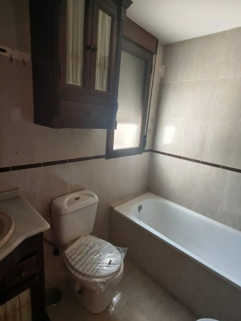 Badezimmer von Wohnung zum Verkauf in La Zubia mit Abstellraum und Balkon