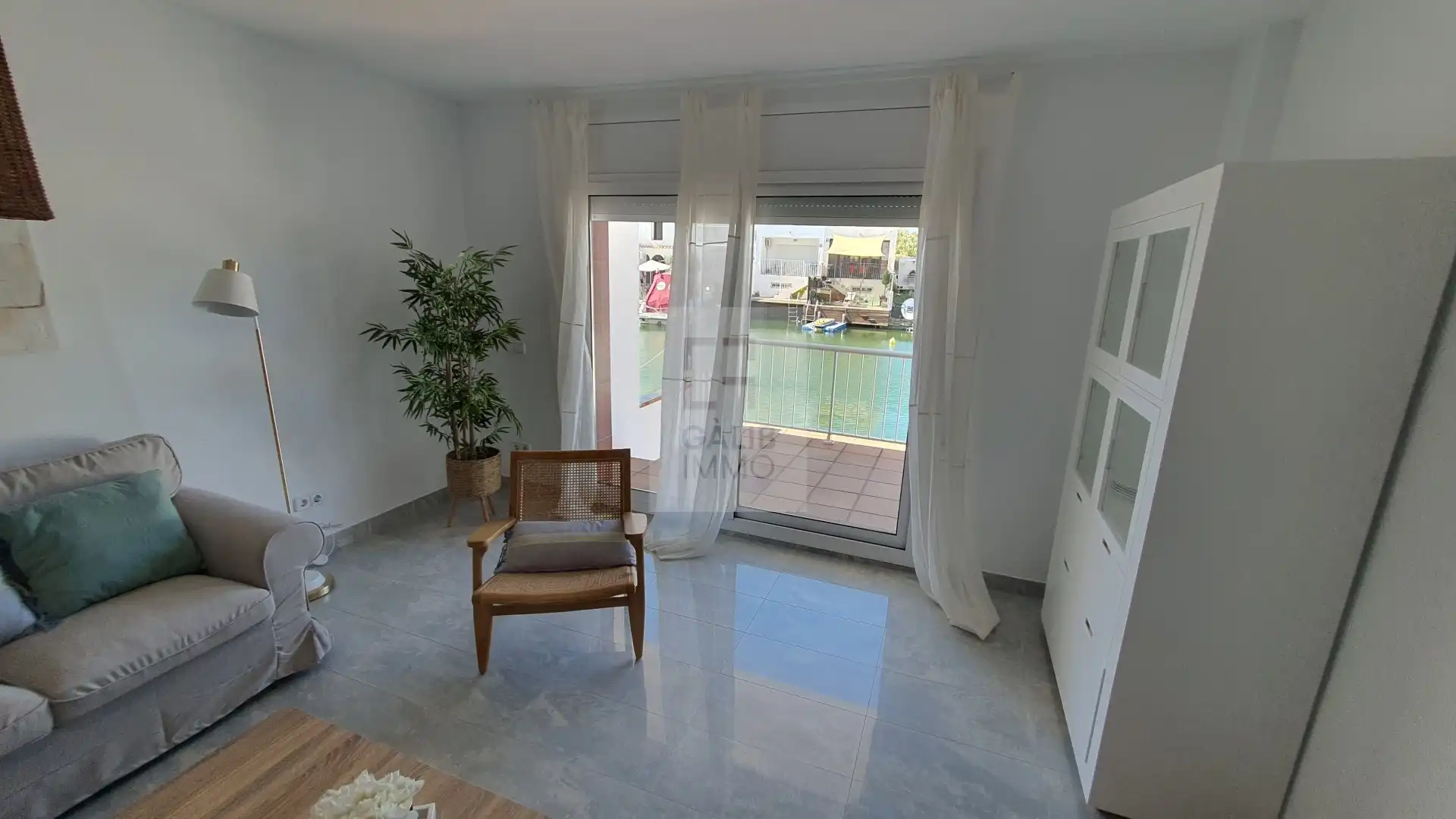 Wohnzimmer von Einfamilien-Reihenhaus zum Verkauf in Empuriabrava mit Klimaanlage, Terrasse und Möbliert