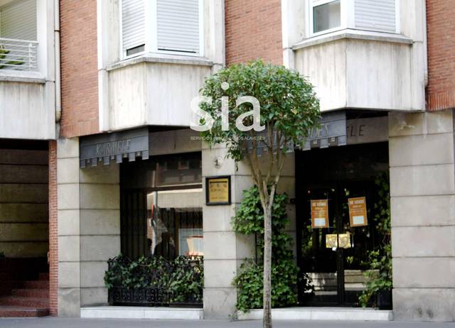 Local comercial en Alquiler en Ramon y cajal en Ensanche