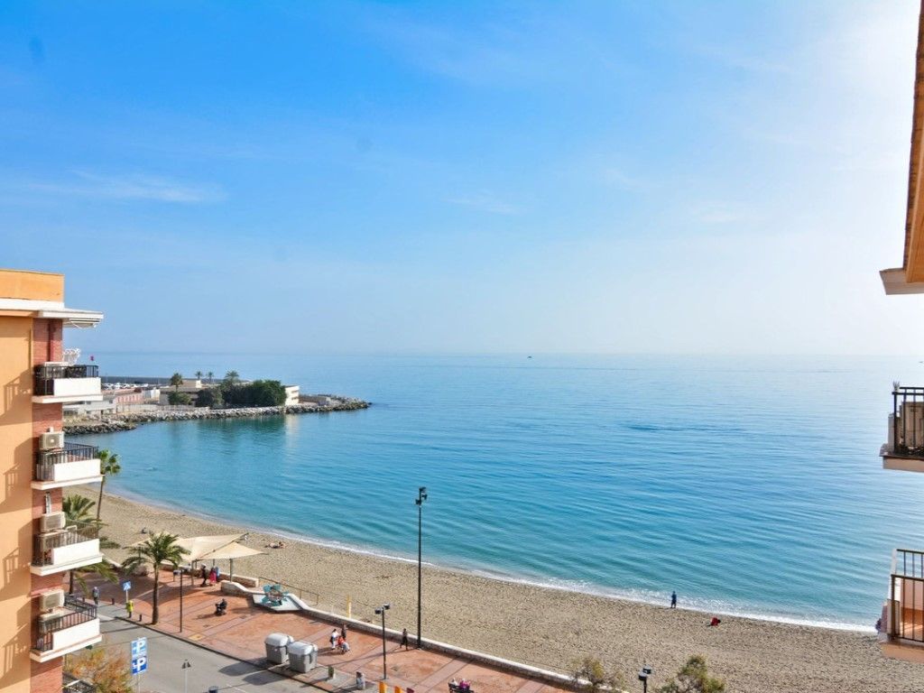 Vista exterior de Pis en venda en Fuengirola amb Aire condicionat, Terrassa i Piscina