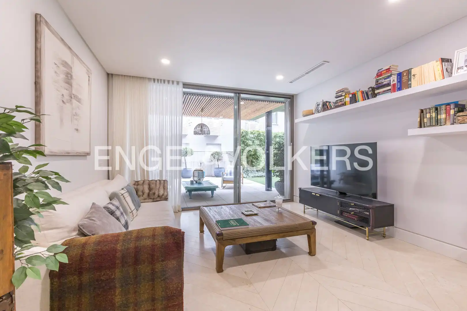 Sala d'estar de Apartament en venda en Madrid amb Calefacció, Jardí privat i Traster