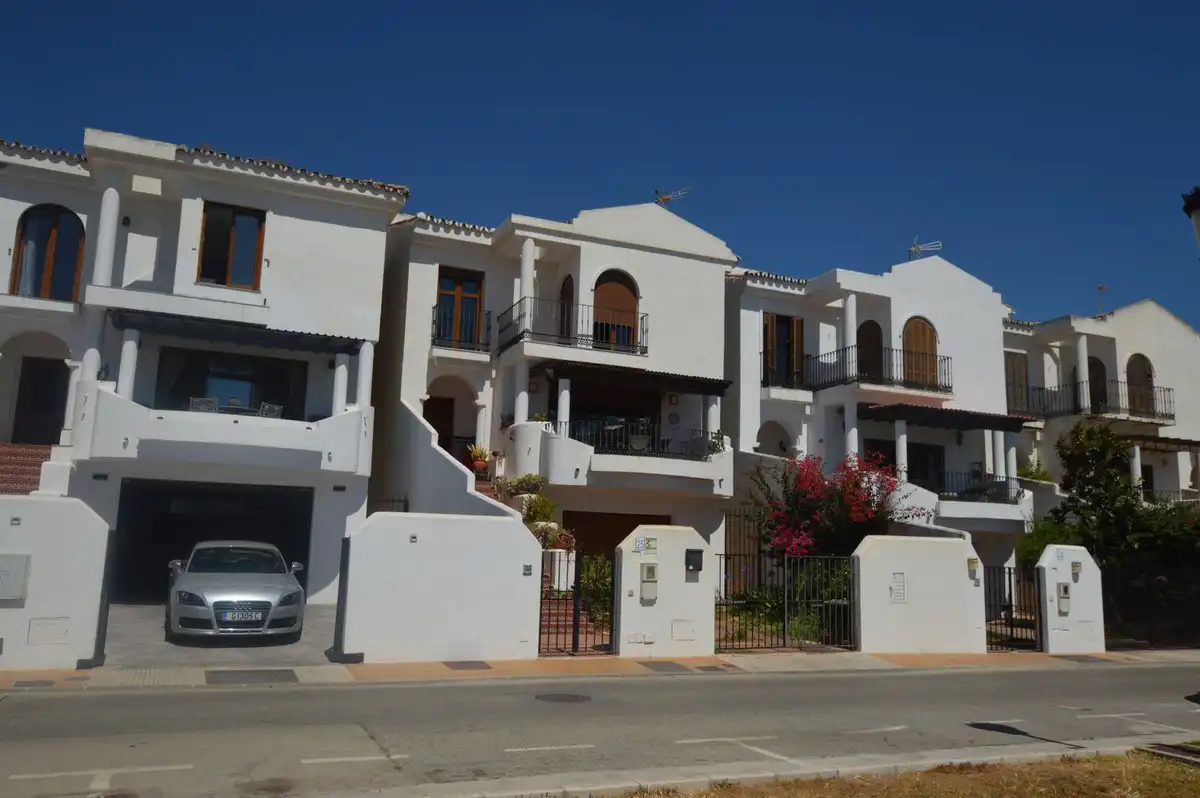 Maison mitoyenne avec jardin à vendre à Puerto de la Duquesa