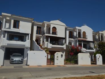 Adosado con jardín en venta en Puerto de la Duquesa