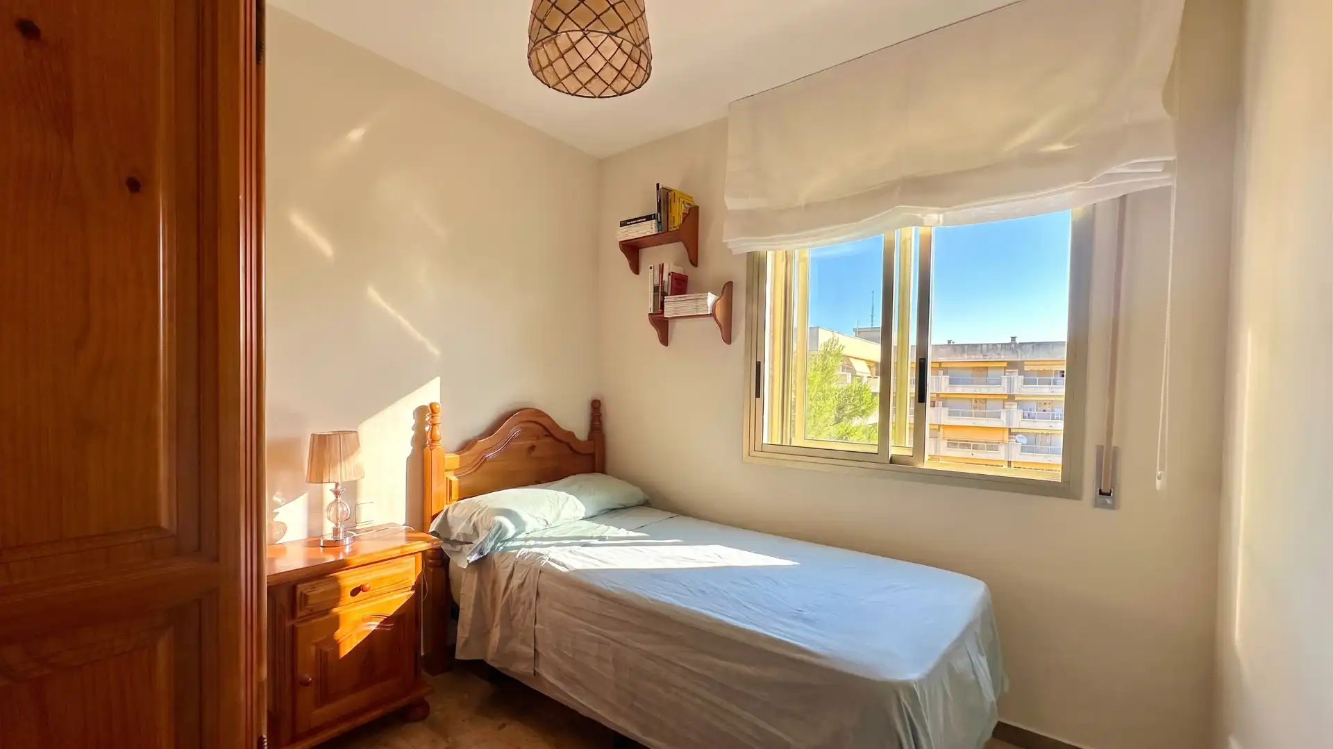 Schlafzimmer von Dachboden zum Verkauf in Salou mit Klimaanlage, Möbliert und Balkon