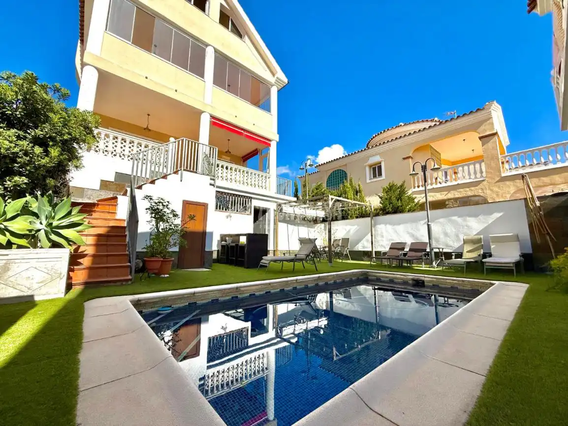 Piscina de Casa o xalet en venda en Benalmádena amb Aire condicionat, Jardí privat i Terrassa
